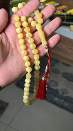 شبيه الكهرمان