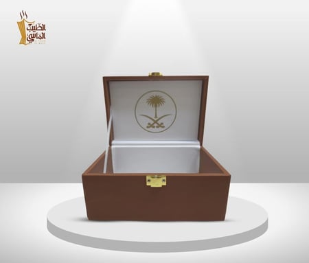 شنطة عود بنيه بغطاء ابيض