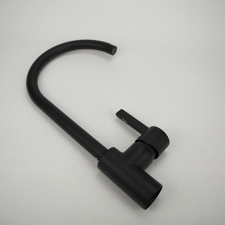 خلاط مطبخ لون اسود مطفي انيق مقبض رفيع عسك للأنابيب