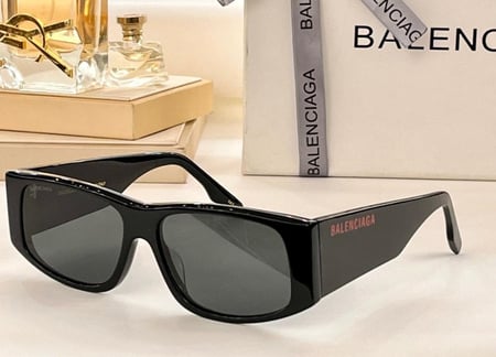 نظاره ماركة ‏Balenciaga