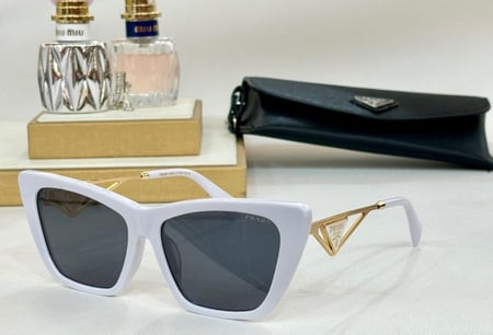 نظاره ماركة Prada