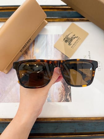 نظاره ماركة ‏Burberry