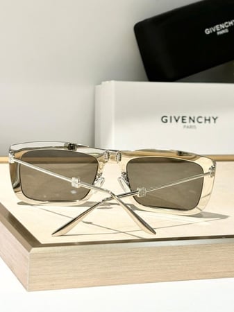 نظاره ماركة Givenchy