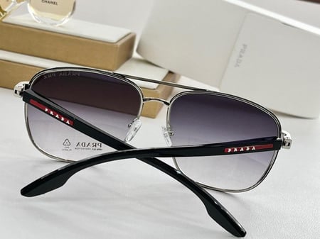 نظاره ماركة ‏Prada