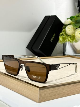 نظاره ماركة ‏Prada