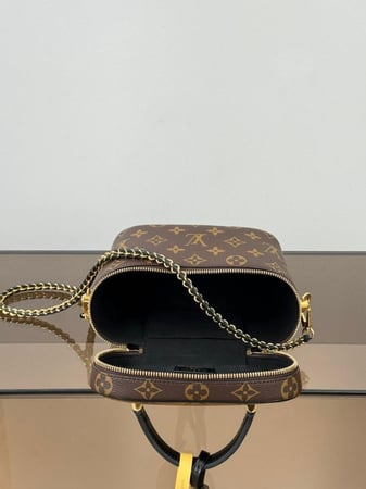 شنطة نسائية ماركة LV