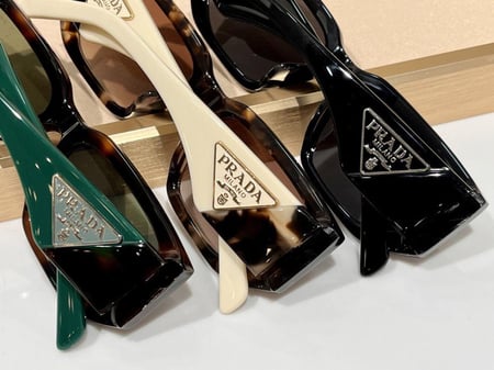 نظاره ماركة ‏Prada