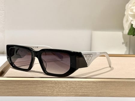 نظاره ماركة ‏Prada