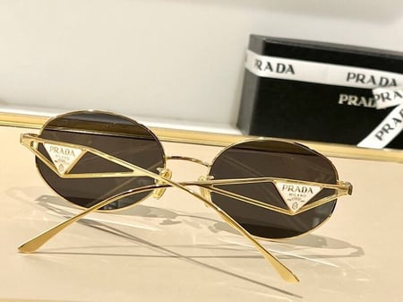 نظاره ماركة Prada