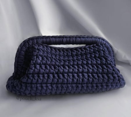 شنطة كلاتش باللون الكحلي