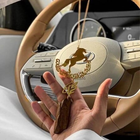 تعليقة سيارة عود بالاسم مع رسمة الخيل