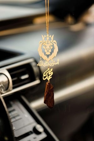 تعليقة الاسد و كسرة عود بالاسم