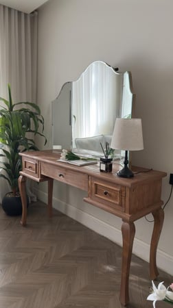 تسريحة بتصميم كلاسيكي عتيق