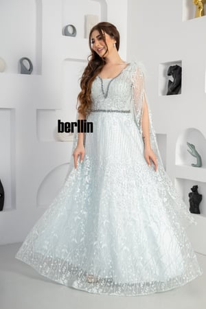 فستان سهره تول مطرز بتصميم كيب لون سماوي