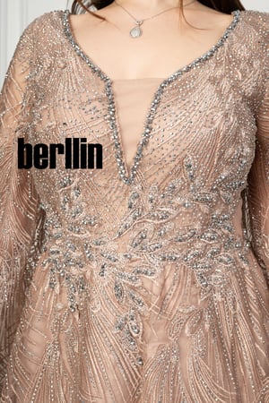 فستان سهرة مع تفاصيل كيب على الكتف وتطريز كامل لون جملي