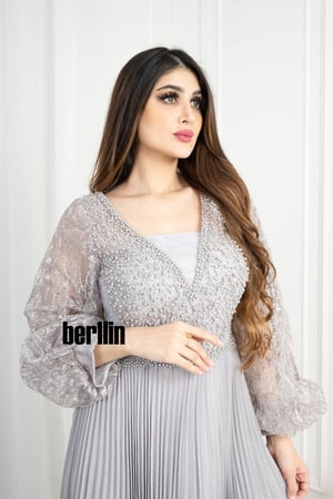 فستان سهرة طويل بليسية مزين بالؤلؤ لون رصاصي