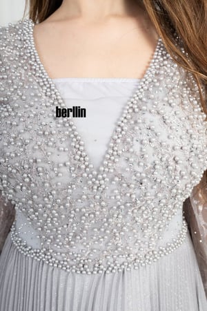 فستان سهرة طويل بليسية مزين بالؤلؤ لون رصاصي