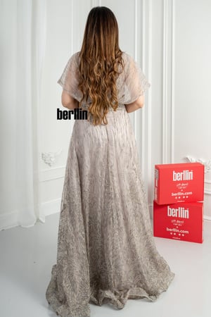 فستان سهرة درابية مزين بالفصوص والخرز لون بيج