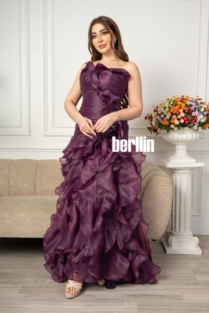 فستان سهرة بأكتاف مكشوفة وكشكش فخم عنابي