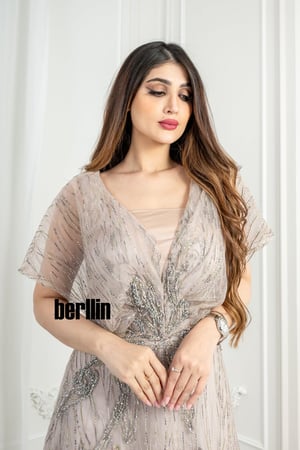 فستان سهرة درابية مزين بالفصوص والخرز لون بيج