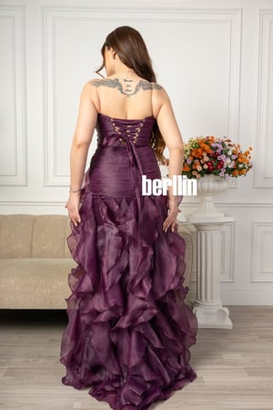 فستان سهرة بأكتاف مكشوفة وكشكش فخم عنابي