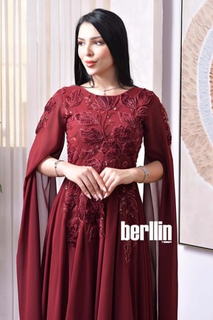 فستان سهرة بورغندي مطرز بأكمام كاب مفتوحة