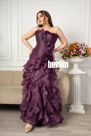 فستان سهرة بأكتاف مكشوفة وكشكش فخم عنابي