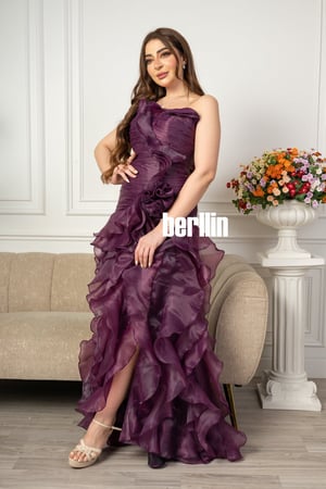 فستان سهرة بأكتاف مكشوفة وكشكش فخم عنابي