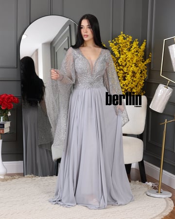 فستان سهرة طويل بليسية اوف شولدر مطرز لون رصاصي