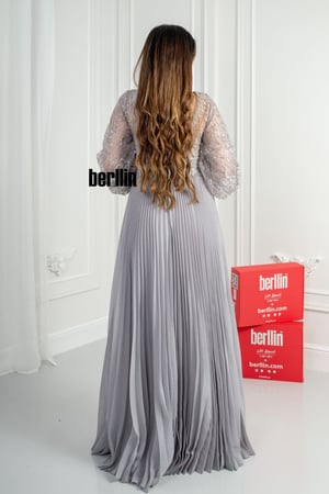 فستان سهرة طويل بليسية مزين بالؤلؤ لون رصاصي