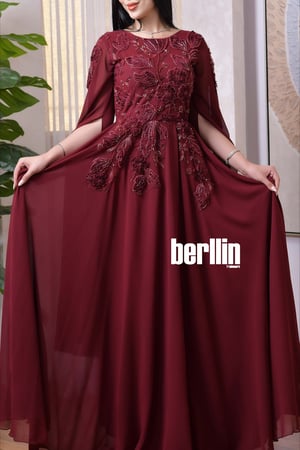 فستان سهرة بورغندي مطرز بأكمام كاب مفتوحة