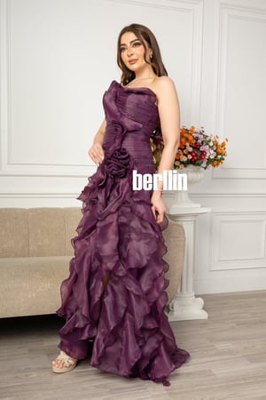 فستان سهرة بأكتاف مكشوفة وكشكش فخم عنابي