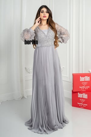 فستان سهرة طويل بليسية مزين بالؤلؤ لون رصاصي