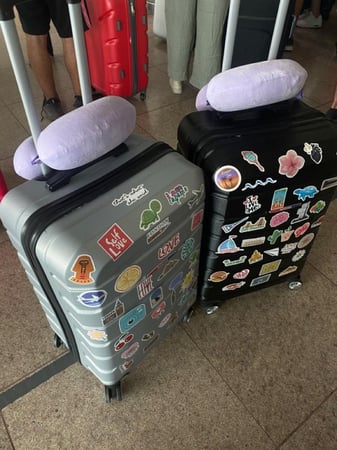 اختار ستيكراتك لشنطة السفر