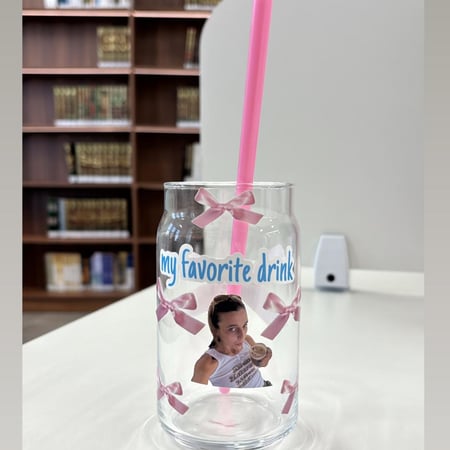 كوب زجاج بطباعة فينيل خاص بالاكواب