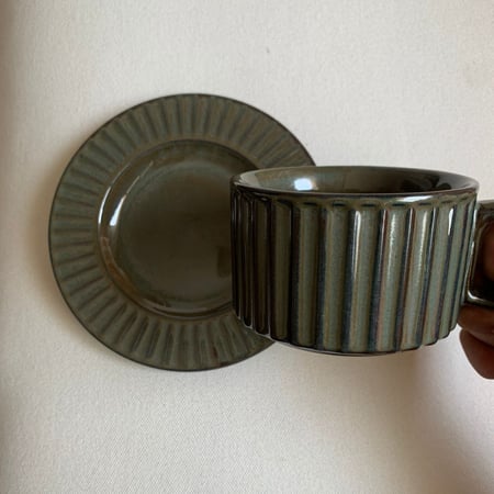كوب قهوه مع  صحن سيراميك