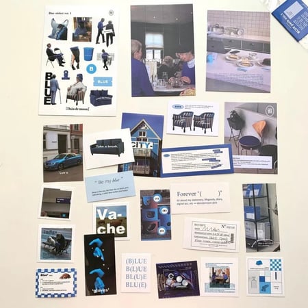 مجموعة من الستيكرات وبوست كارد واوراق مطبوعة