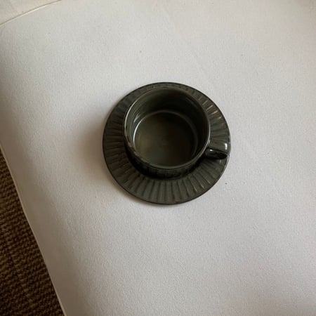 كوب قهوه مع  صحن سيراميك