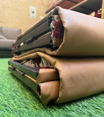 طقم كراسي مع فرشة ومراكي مدمجة