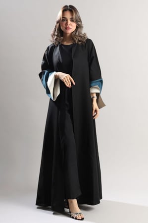 عباية سوداء أكمام نركواز مفتوحة مبطنة وبيج