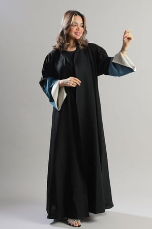 عباية سوداء أكمام نركواز مفتوحة مبطنة وبيج