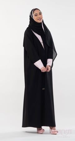 عباية سوداء ياقة وردية