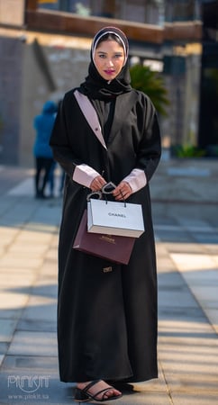 عباية سوداء ياقة وردية