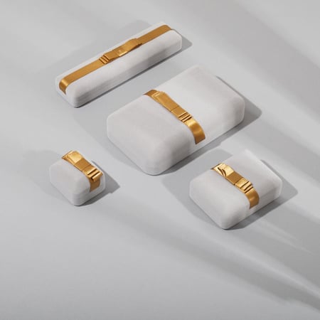 علبة مجوهرات مخمل بلون رمادي وشريطة ذهبية