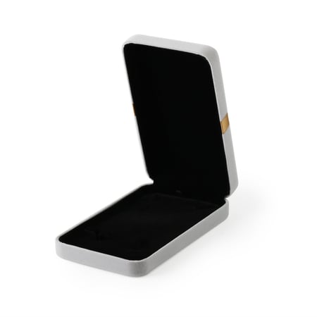 علبة مجوهرات مخمل بلون رمادي وشريطة ذهبية