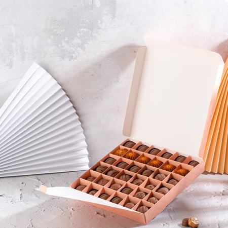 مجموعة (6) علبة فاخرة للشوكليت والحلويات لون وردي بنمط ذهبي وقفل علوي - 36 قسم