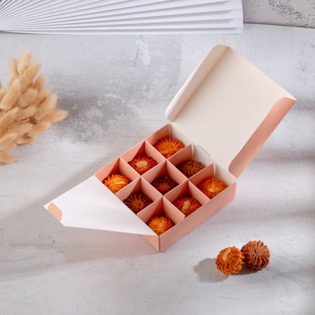 مجموعة (12) علبة فاخرة للشوكليت والحلويات لون وردي بنمط ذهبي وقفل علوي  - 9 أقسام