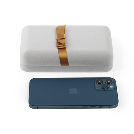 علبة مجوهرات مخمل بلون رمادي وشريطة ذهبية