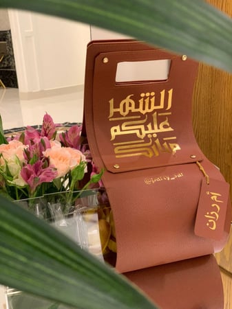 تاقات اسماء هدايا من الجلد
