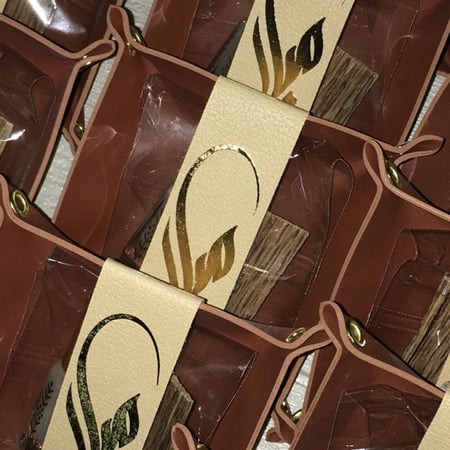 ميني سكوير بحزام جلدي مع اضافة اسماء متنوعة